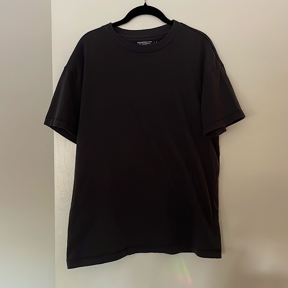 Men’s soft essentials relaxed fit tee.